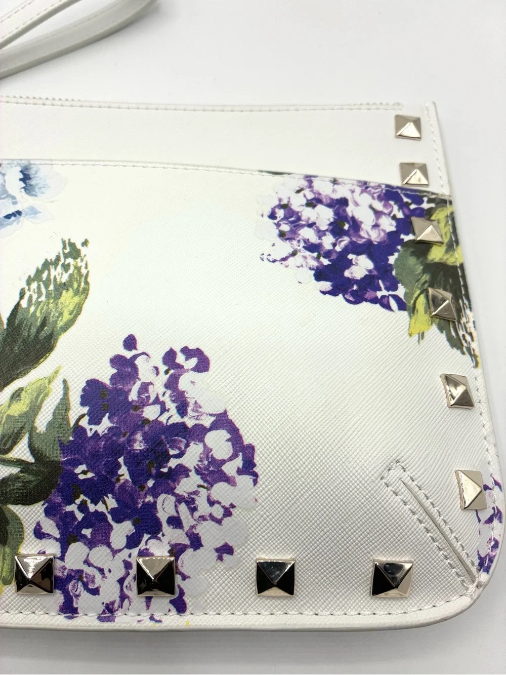 White House Black Market White Studded Hydrangea Wristlet Purse Bag - Picture 2 of 10